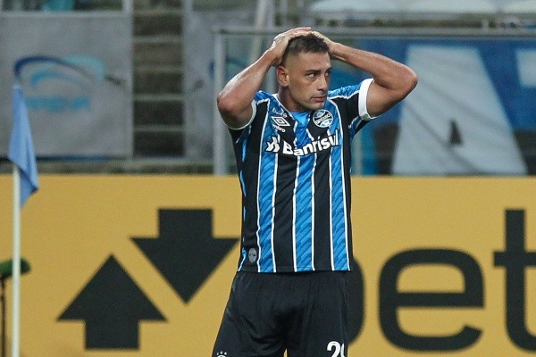 RS - Porto Alegre - 14/04/2021 - LIBERTADORES 2021, GREMIO X INDEPENDIENTE DEL VALLE - Diego Souza jogador do Gremio lamenta chance perdida durante partida contra o Independiente del Valle na Arena do Gremio pela Libertadores 2021. Foto: Fernando Alves/AGIF