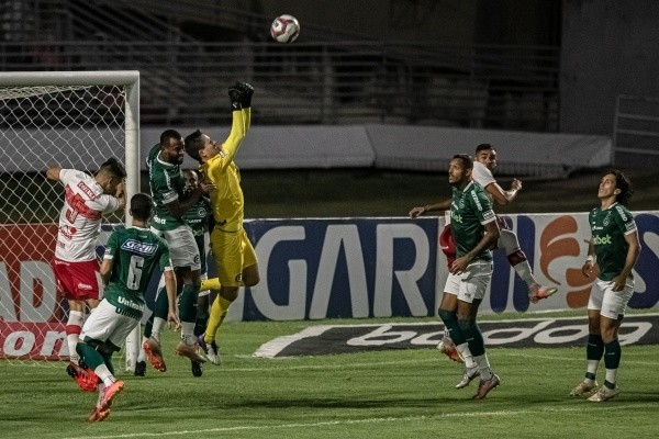 Foto: Celio Junior/AGIF | Um dos lances eleitos por Tadeu como um dos mais difíceis foi em partida contra o CRB