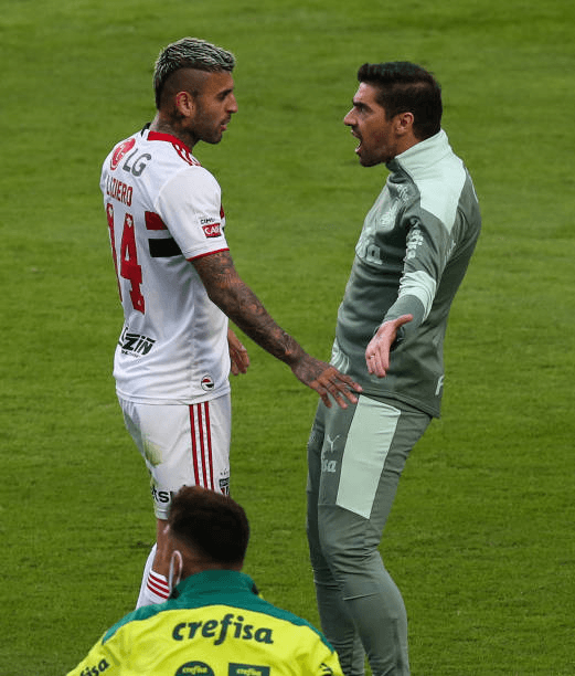 Abel Ferreira peitando Liziero na final do Campeonato Paulista entre São Paulo e Palmeiras (Foto: Alexandre Schneider / Getty Images)