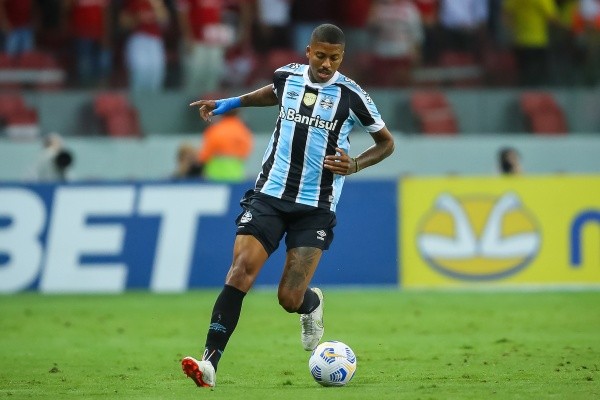 Foto: Pedro H. Tesch/AGIF - O meia é alvo de contratação do Fluminense para próxima temporada