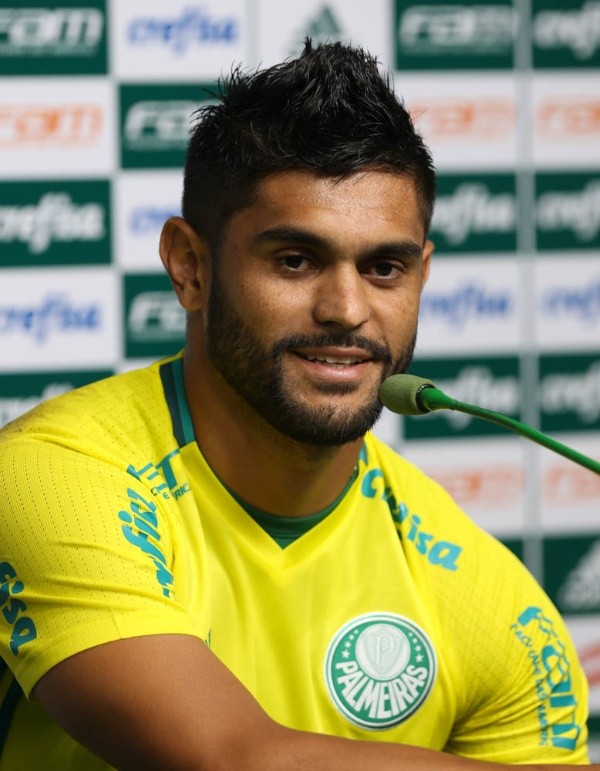 SÃO PAULO, SP - 17.05.2016: TREINO DO PALMEIRAS - O jogador Luan, da SE Palmeiras, concede entrevista coletiva após treinamento, na Academia de Futebol, no bairro da Barra Funda. (Foto: Cesar Greco / Fotoarena)