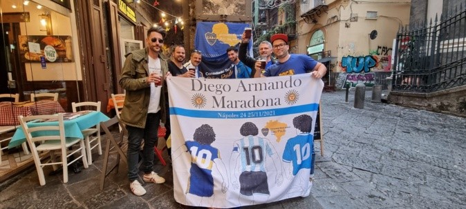 Foto: Arquivo @Consuladobocajuniorssp - Integrante do Consulado Boca Juniors - São Paulo / brasil, com outros fãs de maradona, em Nápoles.