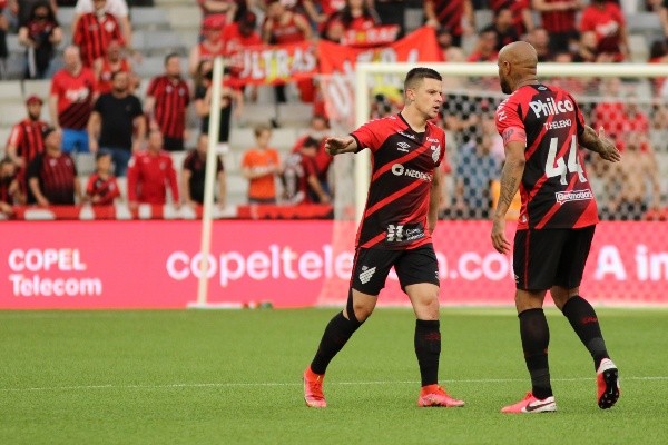 Foto: Joao Vitor Rezende Borba/AGIF -Renato Kayzer jogador do Athletico-PR comemora seu gol com Thiago Heleno