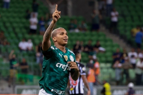 Foto: Marcello Zambrana/AGIF -Deyverson jogador do Palmeiras comemora seu gol durante partida contra o Atlético-MG