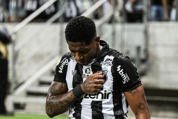 Foto: Kely Pereira/AGIF -Yony Gonzalez jogador do Ceará comemora seu gol