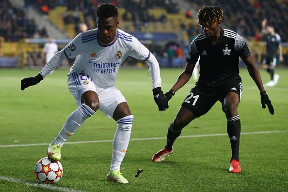 Foto por Pedro Castillo/Real Madrid via Getty Images – Vinícius Jr em ação pelo Real Madrid
