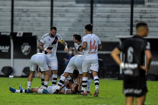 Foto: Thiago Ribeiro/AGIF -Caio Lopes jogador do Vasco comemora seu gol com jogadores do seu time