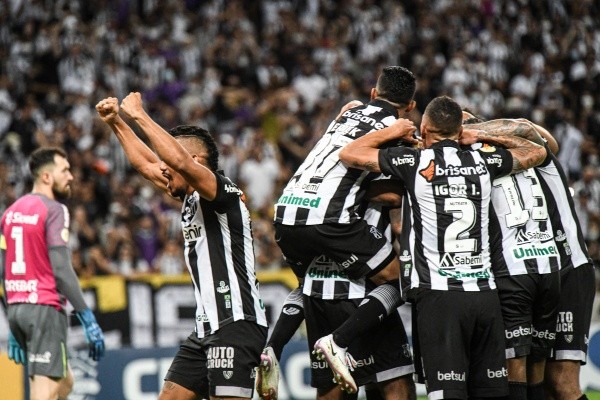 Foto: Kely Pereira/AGIF/ Jogadores do Ceará comemorando gol na Arena Castelão. 
