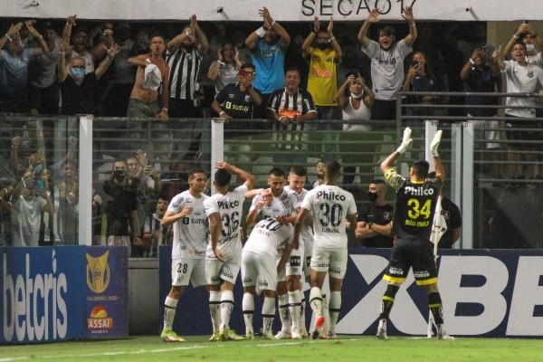 Foto: Fernanda Luz/AGIF/ Santos em campo na Vila Belmiro. 