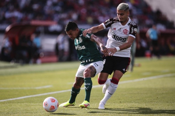 Foto: Ettore Chiereguini/AGIF/ Dudu em campo pelo Palmeiras na final da Copa Libertadores. 