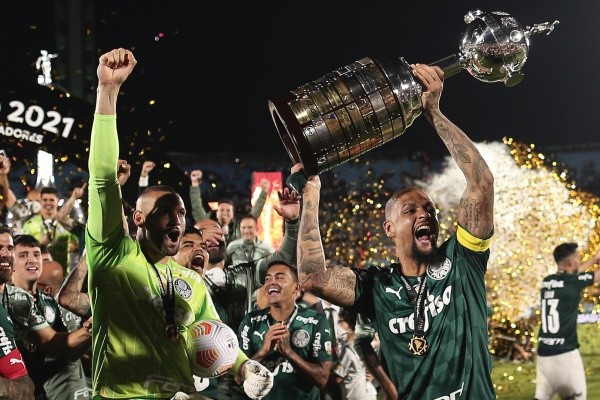 Foto: Ettore Chiereguini/AGIF -Jogadores do Palmeiras comemoram título de campeão durante cerimônia de premiação