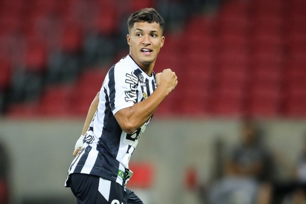 Foto: (Pedro H. Tesch/AGIF) - Marcos Leonardo tem sido destaque nos últimos jogos do Santos, e a torcida clama por sua renovação Foto: (Pedro H. Tesch/AGIF) - Marcos Leonardo tem sido destaque nos últimos jogos do Santos, e a torcida clama por sua renovação