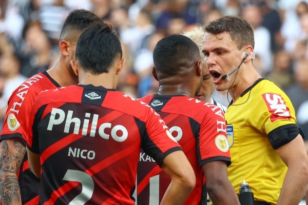 Marcello Zambrana/AGIF – Jogadores do Furacão reclamaram bastante após a marcação do pênalti para o Corinthians