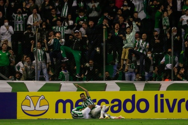 Foto:  Luiz Erbes/AGIF/ Jogadores do Juventude comemorando gol no Alfredo Jaconi. 