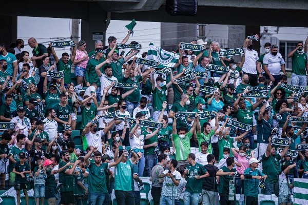 Foto: Heber Gomes/AGIF | A torcida do Goiás recebeu o time com festa após a equipe garantir o acesso na penúltima rodada
