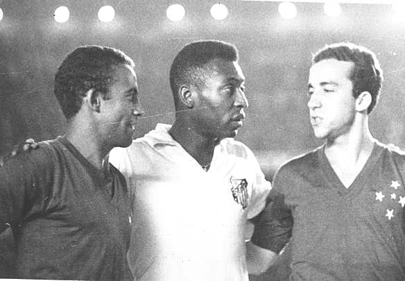 Foto: Reprodução Twitter Cruzeiro Esporte Clube. Jogadores do Cruzeiro contra o Santos de Pelé. 