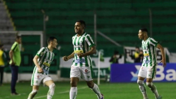 Foto: Luiz Erbes/AGIF/ Juventude em campo. 