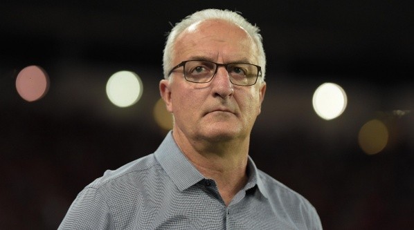 Dorival Júnior não trabalha desde a passagem pelo Athletico (Foto: Thiago Ribeiro/AGIF)