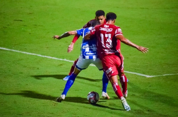 Foto:R.Pierre/AGIF – Willian tenta drible pelo Vila Nova durante jogo da Série B