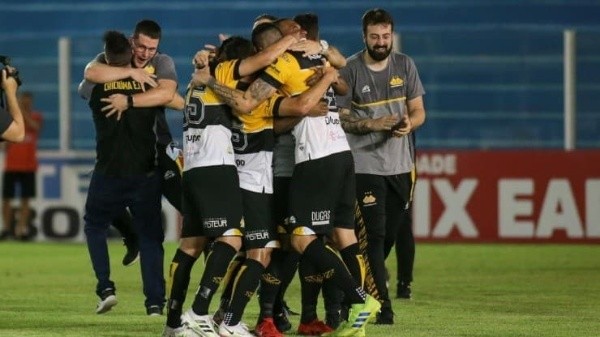 Foto: Fernando Torres/AGIF/ Jogadores do Criciúma comemorando acesso à Série B. 