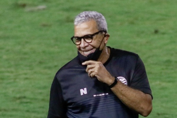 Foto: Foto: Rafael Vieira/AGIF | Hélio dos Anjos foi elogiado por todos os candidatos