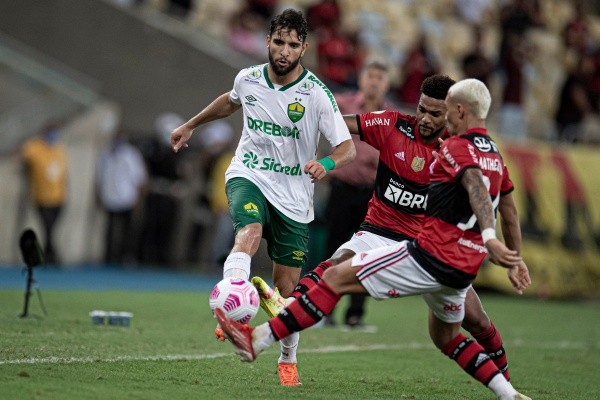 Foto:Jorge Rodrigues/AGIF – Pepê (à esq.) é monitorado pelo Inter e seu futuro no Flamengo ainda é incerto para 2022