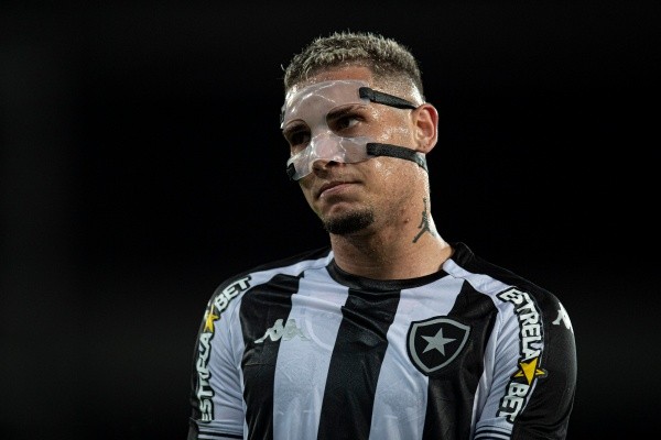 Rafael Navarro fez ótima temporada no Botafogo em 2021 (Foto: Jorge Rodrigues/AGIF) Rafael Navarro fez ótima temporada no Botafogo em 2021 (Foto: Jorge Rodrigues/AGIF)