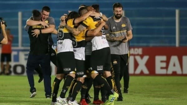 Foto: Fernando Torres/AGIF/ Jogadores do Criciúma comemorando acesso à Série B.