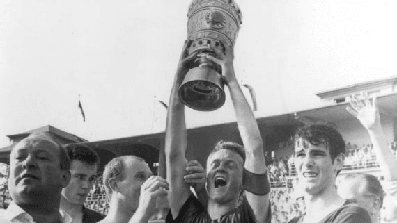 Bayern com o troféu da Copa da Alemanha de 1965-66 Horstmüller/ullstein bild via Getty Images Bayern com o troféu da Copa da Alemanha de 1965-66 Horstmüller/ullstein bild via Getty Images