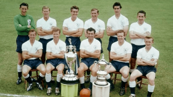 Time do Tottenham com as taças do Campeonato Inglês e da Copa da Inglaterra conquistadas em 1960-61 Getty Images Time do Tottenham com as taças do Campeonato Inglês e da Copa da Inglaterra conquistadas em 1960-61 Getty Images