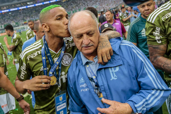 Deyverson dando um ''beijinho'' em Felipão (Foto: Ale Cabral/AGIF)