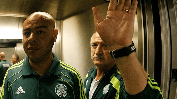 Felipão tenta impedir clique de fotógrafo no Engenhão (Foto: Fernando Soutello / AGIF)