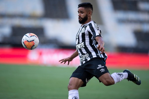 Felipe Jonatan tem perdido espaço no Santos (Foto: Jorge Rodrigues/AGIF)