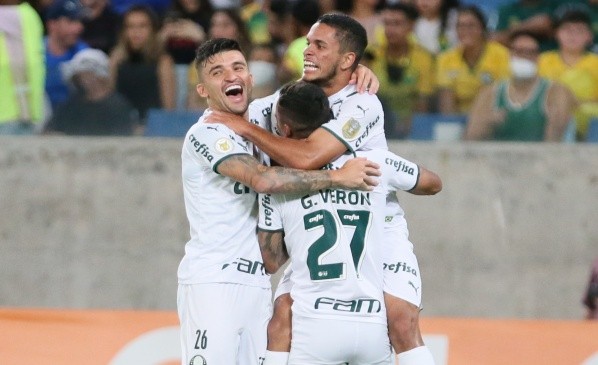 Foto: Gil Gomes/AGIF -Gabriel Silva jogador do Palmeiras comemora seu gol com Victor Luis e Gabriel Veron