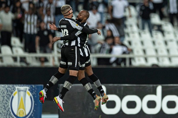 Foto: Jorge Rodrigues/AGIF -Rafael Navarro jogador do Botafogo comemora seu gol com Chay