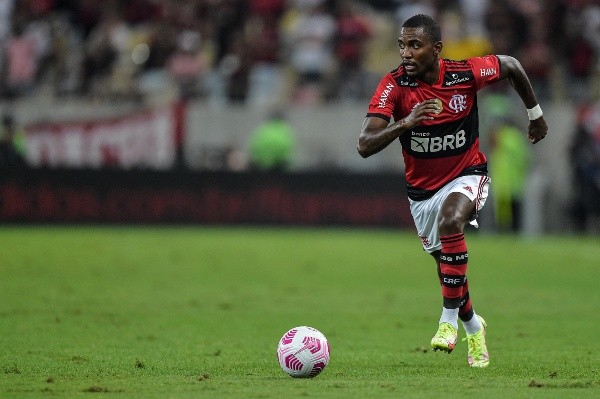Foto: Thiago Ribeiro/AGIF | Ramon é lateral esquerdo, cria do Flamengo