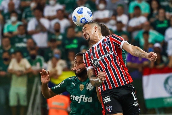Foto: Marcello Zambrana/AGIF | Luciano fraturou o punho na partida contra o Palmeiras