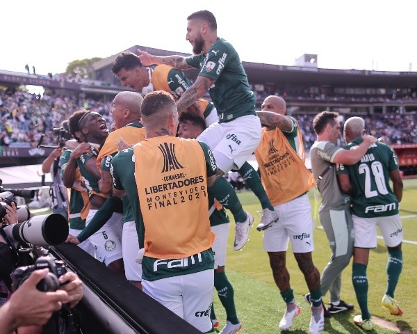 Foto: Ettore Chiereguini/AGIF -Raphael Veiga jogador do Palmeiras comemora seu gol com jogadores do seu time