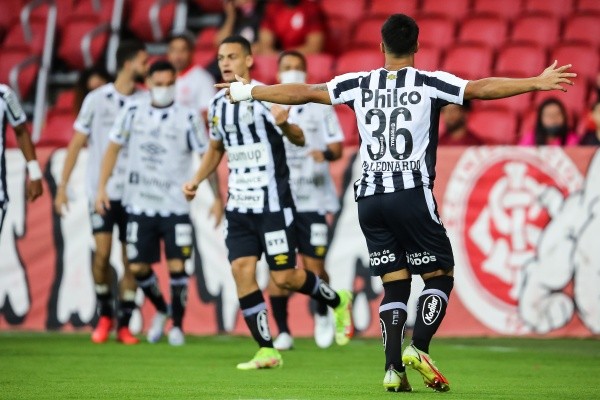 Foto: Pedro H. Tesch/AGIF/ Santos comemorando gol. 