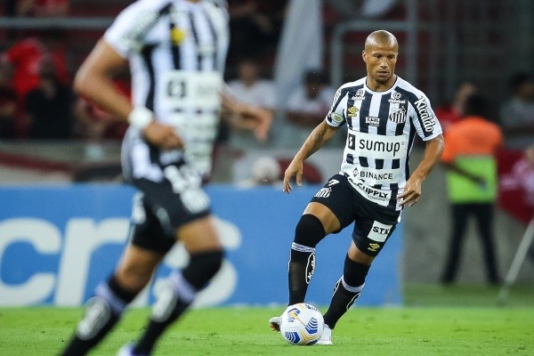Foto: Pedro H. Tesch/AGIF -Carlos Sánchez jogador do Santos durante partida contra o Internacional