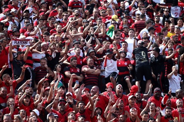 Foto: Ernesto Ryan/Getty Images/ Torcida do Flamengo no estádio Centenário.