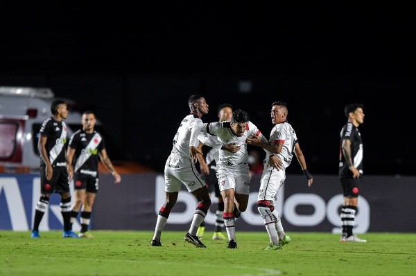 Foto: Thiago Ribeiro/AGIF/ Vitória em campo. 