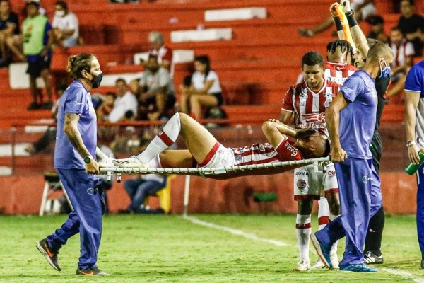 Foto: Paulo Paiva/AGIF | Caio Dantas sofreu lesão no ligamento deltoide do tornozelo esquerdo no jogo contra o Coritiba Foto: Paulo Paiva/AGIF | Caio Dantas sofreu lesão no ligamento deltoide do tornozelo esquerdo no jogo contra o Coritiba