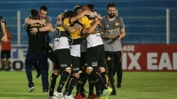 Foto: Fernando Torres/AGIF/ Jogadores do Criciúma comemorando acesso à Série B.