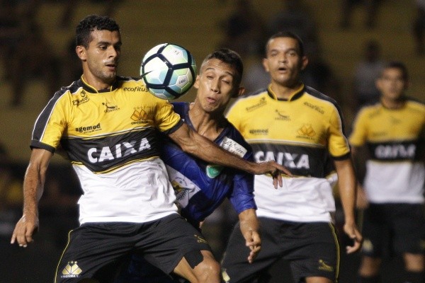 Foto: (Guilherme Hahn/AGIF) - Contratação recente do Santa Cruz, João Henrique já teve passagem pelo Criciúma-SC