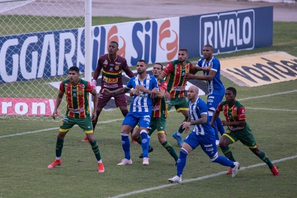 Foto: (Celio Junior/AGIF) - Joécio foi uma das peças do sistema defensivo do Sampaio Corrêa nesta Série B