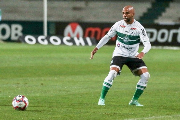 Foto: (Robson Mafra/AGIF) - Novo reforço do Operário, Romário disputou a Série B de 2021 pelo Coritiba