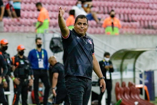 Foto: Rafael Vieira/AGIF -Leston Júnior técnico do Santa Cruz