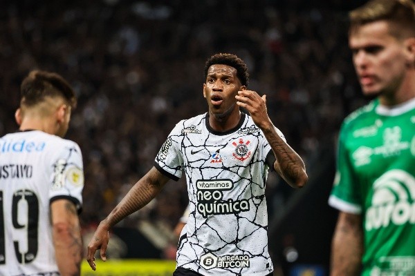 Foto:Marcello Zambrana/AGIF – Ao lado de João Victor, Gil é titular absoluto do sistema defensivo do Corinthians em 2021