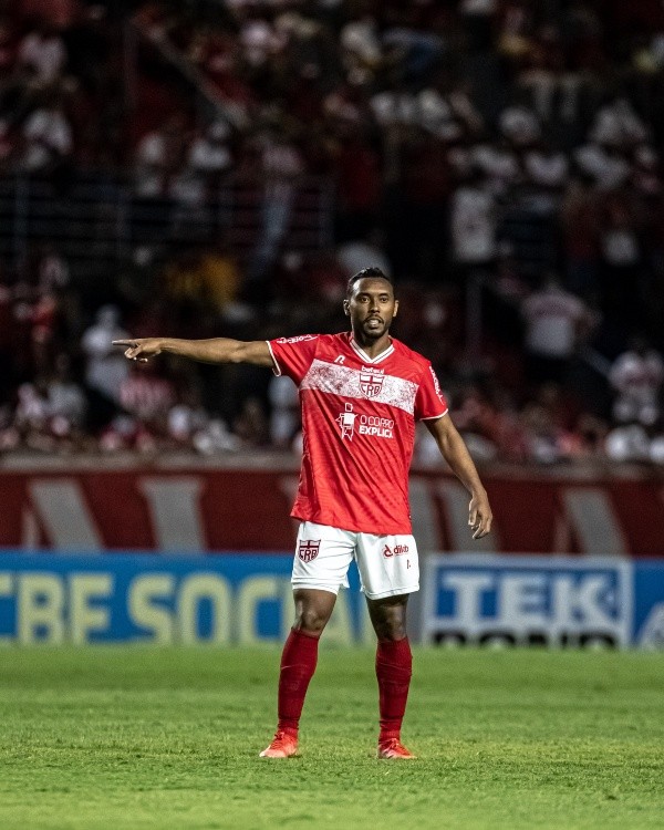Foto: Celio Junior/AGIF -Claudinei jogador do CRB durante partida contra o Sampaio Corrêa